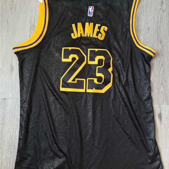LeBron James Los Angeles Lakers Basketball Jersey size Large NWT - Picture 1 of 2